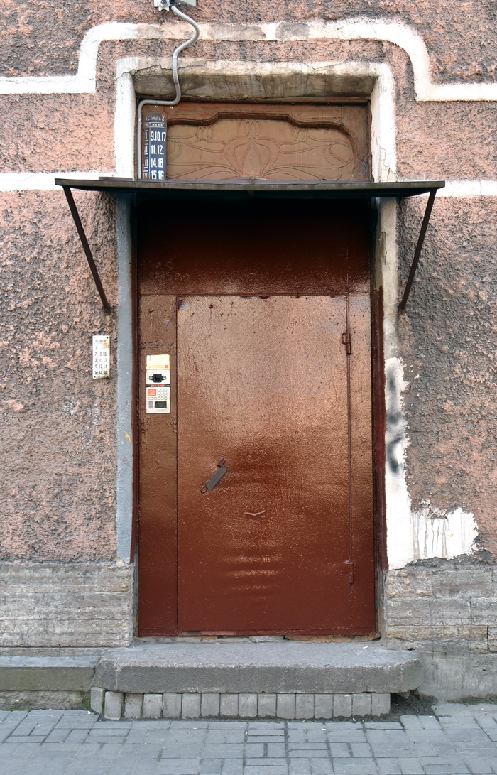 Фацетный витраж над дверью парадной по адресу Б.Пушкарская ул., д. 60/Ординарная ул., 2. Фото 2020
